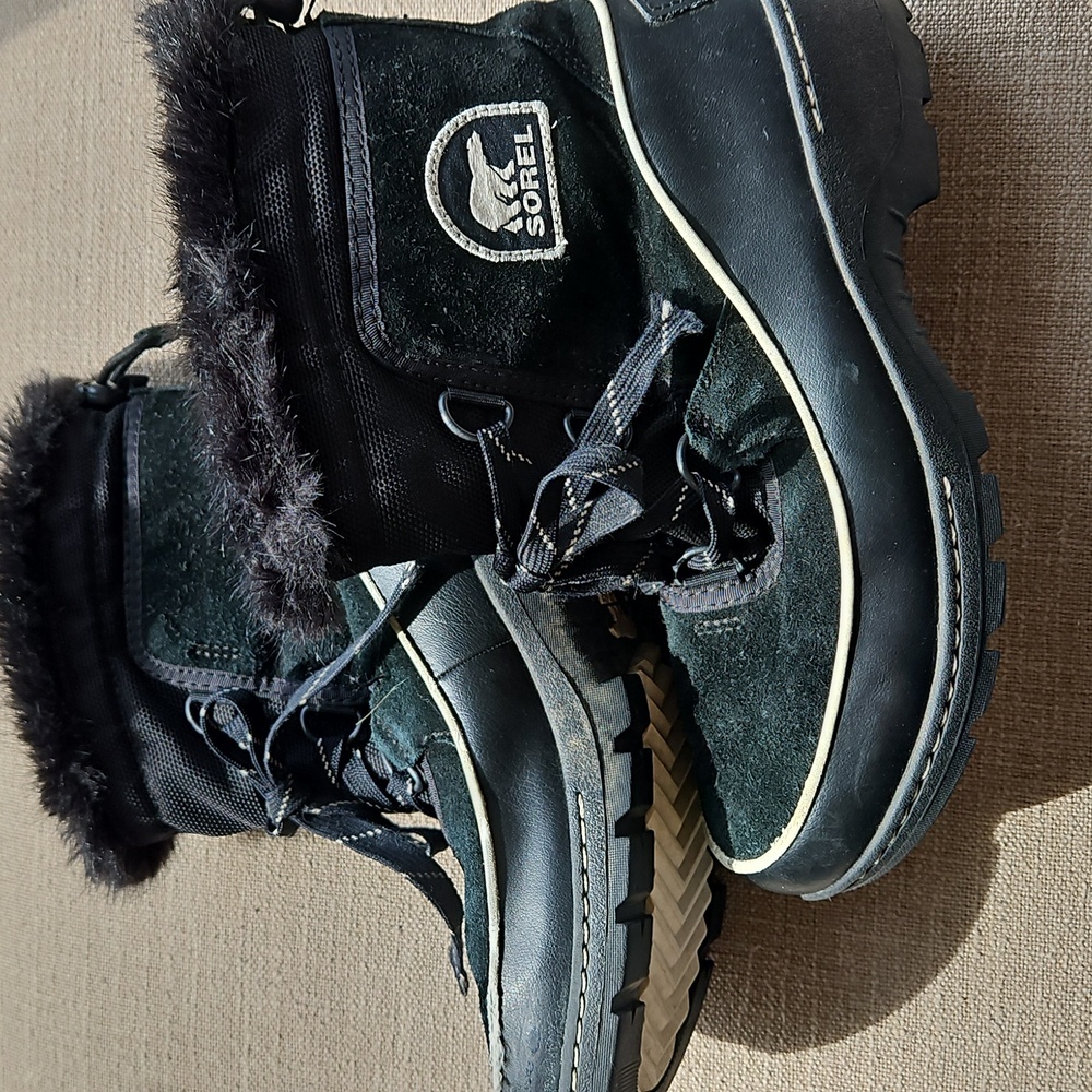 Sorel Black Tivoli  Lace Up Winter Boots with Fur Lining